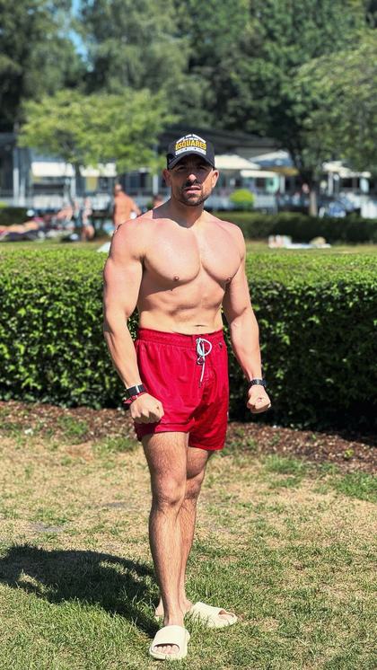 Trainer nach seiner eigenen Fitness-Transformation, Rückansicht
